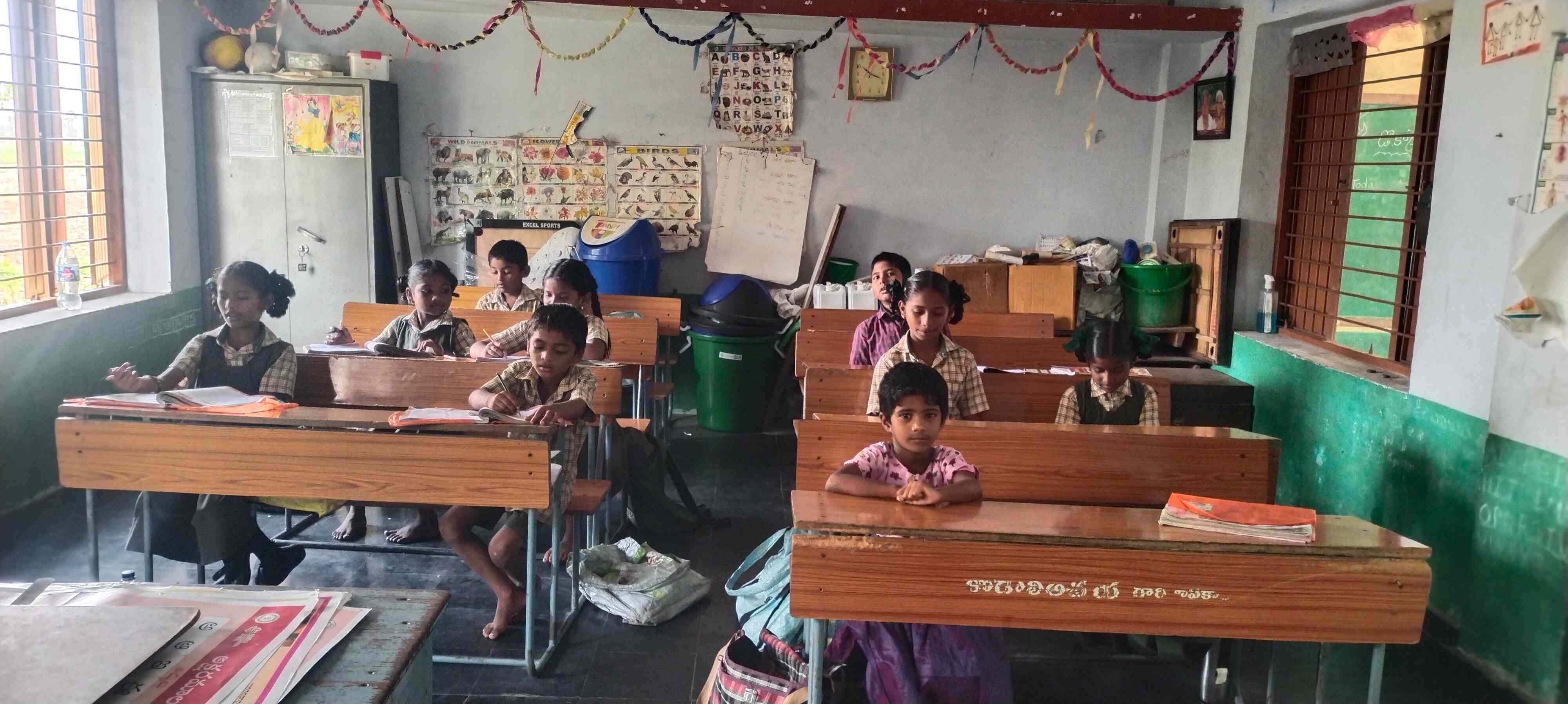 Zphs Hussainapuram, Orvakal